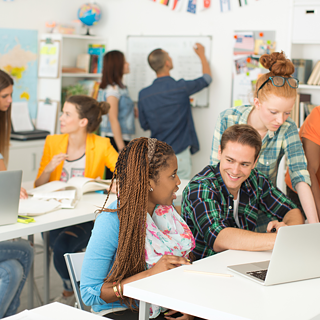 Zwei Studenten treffen sich im Unterricht und lächeln