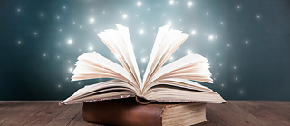 Açık bir kitap, kapalı bir kitabın üzerinde durmaktadır. Masalsı arka plan, yıldızlarla dolu bir gökyüzünü anımsatıyor.