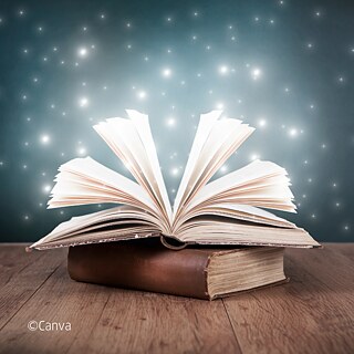 Açık bir kitap, kapalı bir kitabın üzerinde durmaktadır. Masalsı arka plan, yıldızlarla dolu bir gökyüzünü anımsatıyor.