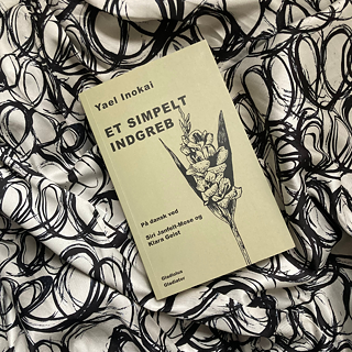 Foto von dem Buch Et simpelt indgreb von der schweizerischen Autorin Yael Inokai