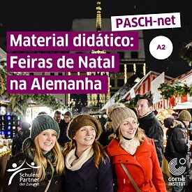 Drei Mädchen in einem Weihnachtsmarkt