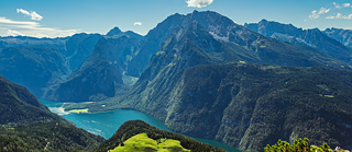 Der Königssee bei sonnigem Wetter umgeben von einer wunderschönen Berglandschaft