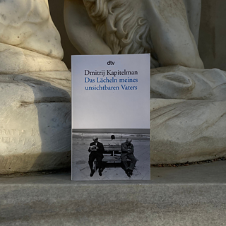 Foto von dem Roman Das Lächeln meines unsichtbaren Vaters von Dmitrij Kapitelman.
