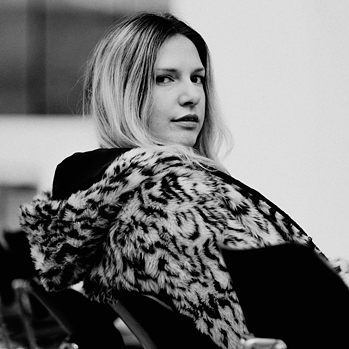 Foto af den tyske forfatter Marlen Hobrack i frakke i leopardprint.