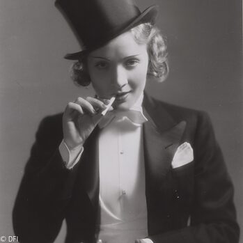 Filmstill fra Marokko med Marlene Dietrich i smoking.