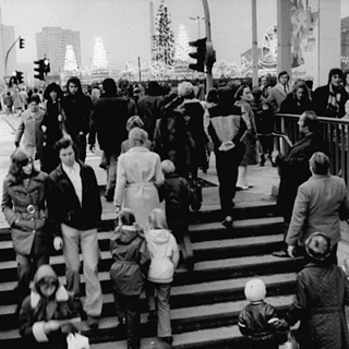 Schwarz-Weiß-Foto von einem Weihnachtsmarkt in Berlin in den 1970er Jahren.
