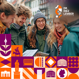 Junge Studenten stehen in einer Bibliothek und blicken lächelnd in die Kamera.