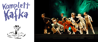 On the right side a photo of a youth group doing physical theatre on a stage, on the left side the words "Komplett Kafka" in purple and below that the cover illustration of the "Komplett Kafka" exhibition by Nicolas Mahler. 