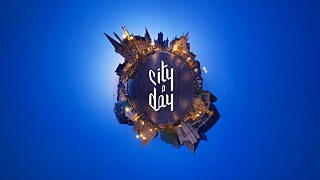 In der Mitte eines blauen Bildes sieht man eine Art Planet, der von historischen Gebäuden bedeckt ist. Im Zentrum steht der Titel "City A Day".