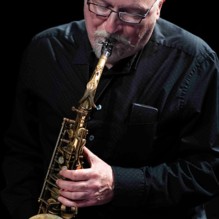 Charlie Kohlhase ans Saxophone