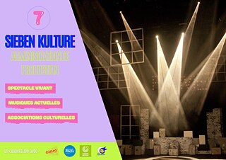 Sur la photo, on peut lire Sieben Kulture, Administration de Production, ainsi que spectacle vivant, musiques actuelles et associations culturelles. En bas se trouvent quelques logos de partenaires de coopération et à droite, on voit une scène avec des projecteurs. 
