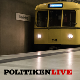 Et u-tog holder ved stationen Bundestag i Berlin, nederst til venstre står skriften Politiken Live.