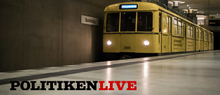 Et u-tog holder ved stationen Bundestag i Berlin, nederst til venstre står skriften Politiken Live.