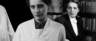 Fotocollage af fysikeren Lise Meitner. I forgrunden en yngre udgave end den i baggrunden ældre Lise Meitner placeret i højre side af billedet. 