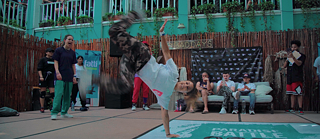 Viola y Jilou (de izquierda a derecha) en la Batalla Paraíso 2020 en México