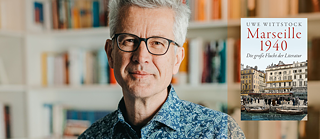 Foto af den tyske forfatter Uwe Wittstock. I højre side ses hans roman Marseille 1940. Die große Flucht der Literatur. 