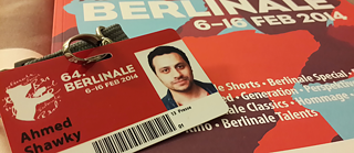 Presseausweis des Berlinale-Bloggers Ahmed Shawky über dem Programmheft der Berlinale 2014.