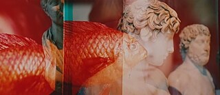 Eine Collage aus überlappenden Bildern von Goldfischen und antiken Statuen.