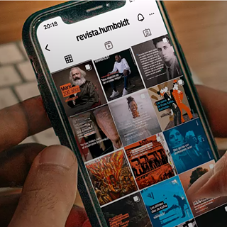 persona sosteniendo el celular mirando el feed de humboldt