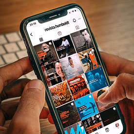 manos sosteniendo un celular mirando el feed de instagram de revista humboldt