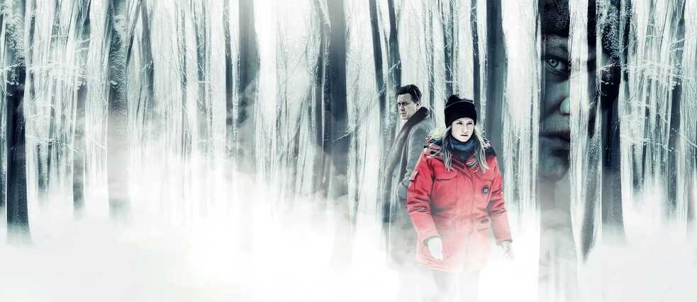 Titelmotiv der SKY Germany Serie "Der Pass" zeigt die Protagonisten in einem verschneiten Wald