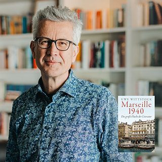 Forfatteren Uwe Wittstock står foran en bogreol; omslaget til Marseille 1940 ses nederst til højre i billedet.