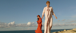 Protagonistas de película Sisi y yo, la emperatriz austrohúngara Isabel y su dama de compañía la condesa Irma frente al mar