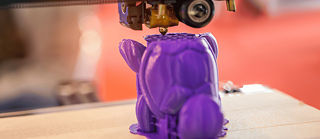 Una figura es realizada con impresora 3D