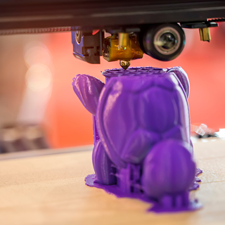 Una figura es realizada con impresora 3D