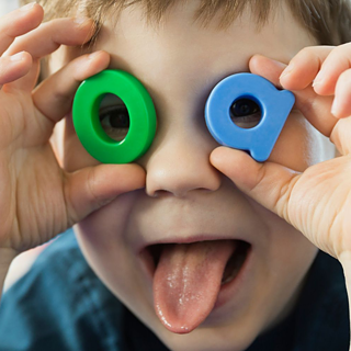 Kind macht Faxen Quadrat 