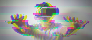 Hombre joven con lentes de realidad virtual y los brazos estirados, la imagen se ve pixelada