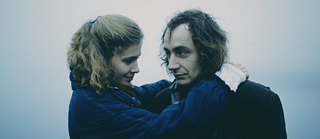 Frau legt Arm um Mann