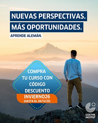 Ein Mann steht auf einem Gipfel und blickt in den Horizont