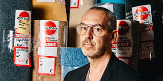 Autor Marc Langhuß vor Teppichrollen