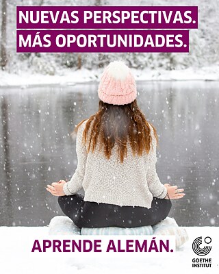 Ein Mann steht auf einem Gipfel und blickt in den Horizont