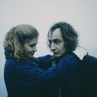 Frau legt Arm um Mann