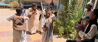 أطفال تلعب في إحدى المدارس في أسوان 2022