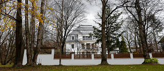 Ein Neubau zitiert "auf eigene Art" (so die Gedenktafel) die Fassade der alten Mann-Villa "Poschi", die hier früher stand.