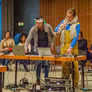 FIBER Festival-feeling: 2 Männer arbeiten am Mischpult