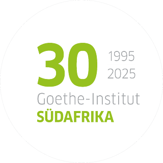 Das Bild zeigt das Logo zum 30-jährigen Jubiläum des Goethe-Instituts in Südafrika. Die Zahl "30" ist in großer Goethe-grüner Schrift prominent dargestellt. Rechts von der "30" befinden sich die kleineren Zahlen "1995" und "2025", die die 30 Jahre markieren. Unter diesen Zahlen steht der Text "Goethe-Institut SÜDAFRIKA".