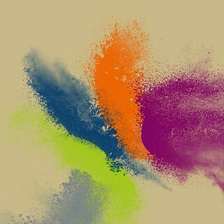 Palette Farbpulver in verschiedenen Corporate Identity Farben auf beigem Hintergrund.