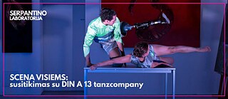 Melyname fone ant stalo jaunas vyras ir moteris šokio judesyje, viena vyro koja su protezu, už jų matyti tamsiai raudonos spalvos paveikslas