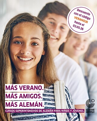 Eine Gruppe von Jugendlichen in einer Bildungseinrichtung, sie lächeln in die Kamara