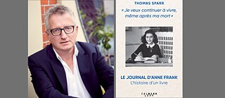 Portrait de Thomas Sparr, il porte des lunettes de vue rectangulaires bleu foncé et une chemise blanche au col légèrement ouvert et une veste de costume bleu foncé / Sur la couverture du livre on voit une citation d´Anne Frank « Je veux continuer à vivre même après ma mort » et un portrait de la jeune fille à son bureau en train d´écrire. Elle a un large sourire aux lèvres, elle porte un habit noir avec un col blanc 