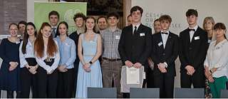 Gruppenfoto der Teilnehmer*innen und der Jury im Foyer im Goethe-Institut.