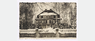  Außenaufnahme des Hauses Poschingerstrasse 1 im Schnee, schwarz-weiß Bild, 1920er-Jahre.