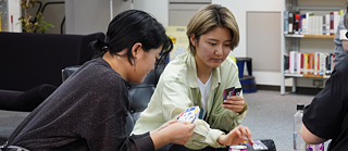 Teilnehmende beim Spielen.