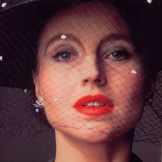 Retrato de María Braun con sobrero negro con velo y labios pintados de rojo