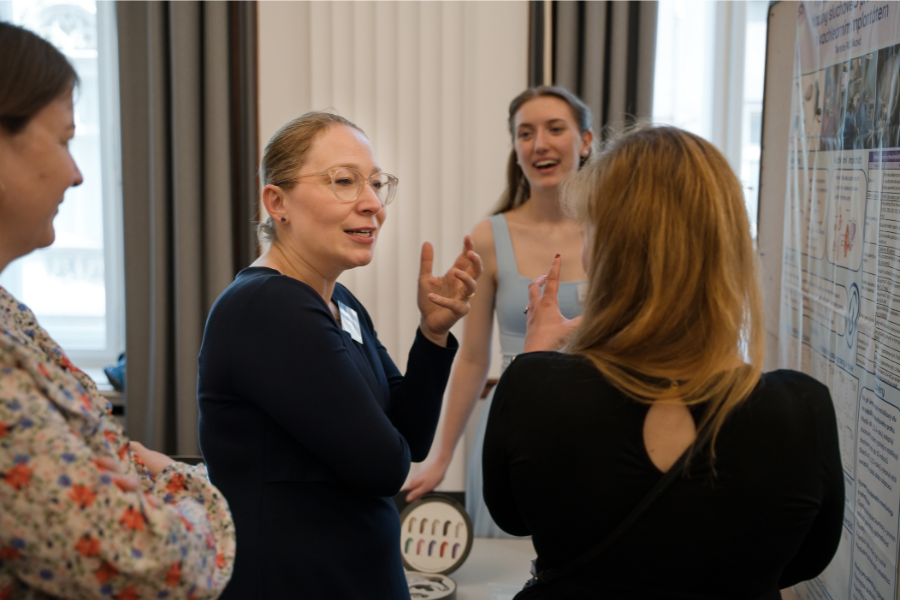 Eine Teilnehmerin des Wettbewerbs stellt der Jury ihr Projekt vor. Die Jury stellt Rückfragen und diskutiert mit der Teilnehmerin über das Thema.