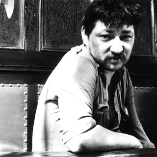 Retrato blanco y negro de Rainer Werner Fassbinder